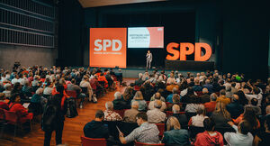 Plenum und Bühne beim Auftakt zur Kommunalwahl am 6. Mai 2023 in Esslingen