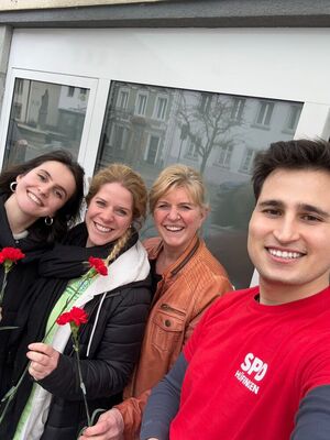 Henrieke Knust, Vanessa Skodell, Kerstin Skodell und Mete Ünal (von links) beim Verteilen in Hüfingen